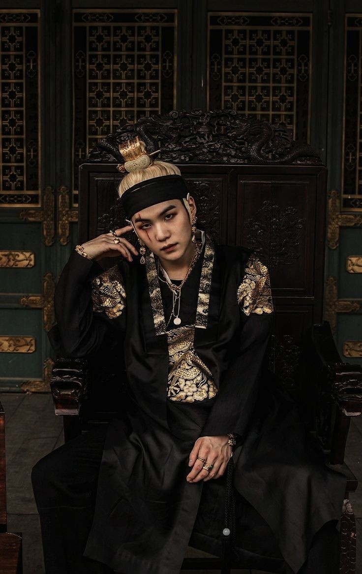 Aamyungv's tweet photo. The mad                    The mad
Prince 🔥                       King 🔥 https://t.co/fVwsiEPsRB