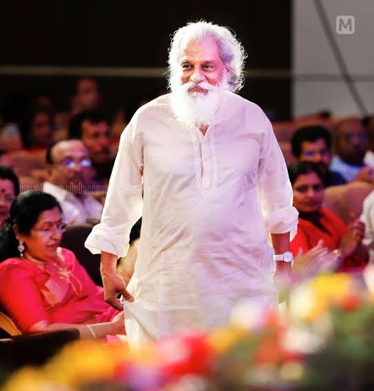 RejithSL's tweet image. ഈ മനോഹര തീരത്ത് തരുമോ
ഇനിയൊരു ജന്മം കൂടി
എനിക്കിനിയൊരുജന്മം കൂടി...

മലയാളത്തിന്റെ ഗന്ധർവ്വസ്വരമാധുരിക്ക് ഇന്ന് 84 വയസ്!

പിറന്നാളാശംസകൾ ദാസേട്ടാ ❤️❤️

The legendary #Yesudas, the maestro known as #ganagandharvan, celebrates his 84th birthday today!