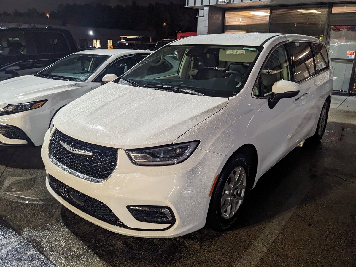 zeechn's tweet photo. 在IAD，Avis 神秘车给了辆 mini van 可还行… https://t.co/Bp223NjzHX