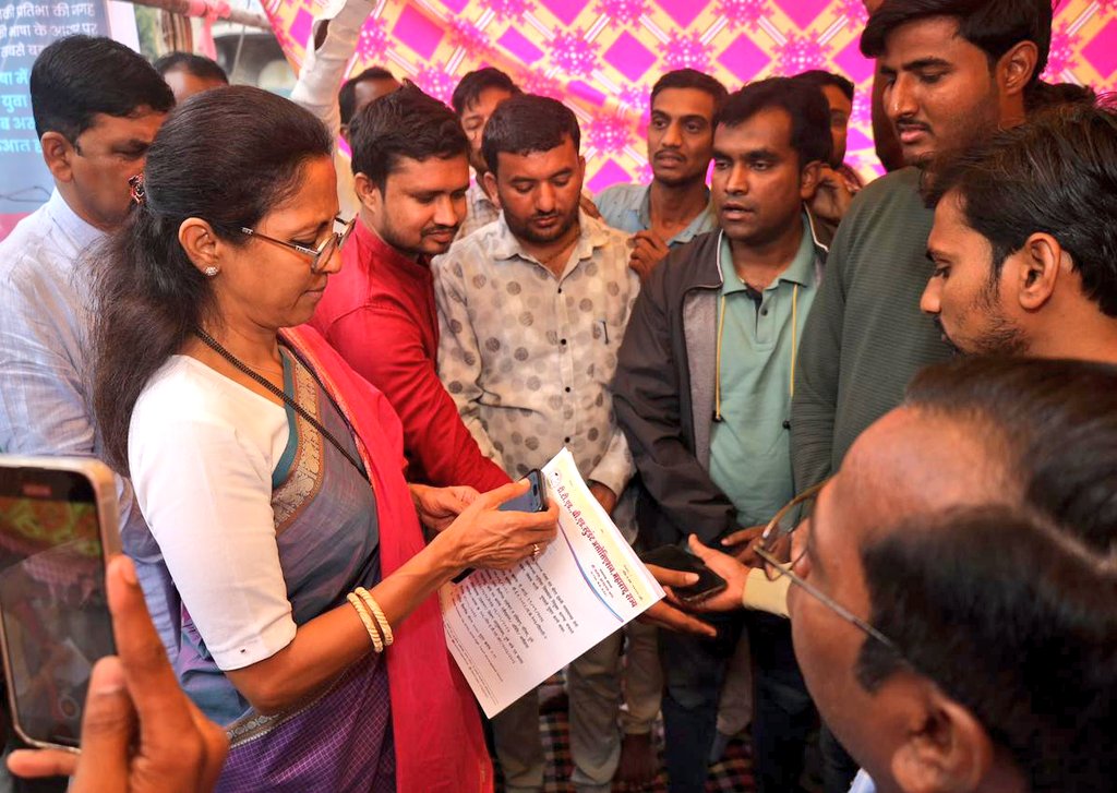 supriya_sule's tweet photo. पुण्यातील शिक्षण आयुक्त कार्यालयासमोर आपल्या विविध मागण्यांसाठी डी टी एड बी एड स्डुडंट असोसिएशनच्या वतीने बेमुदत उपोषण सुरु करण्यात आले आहे. पवित्र पोर्टलद्वारे  स्थानिक स्वराज्य संस्था मधील इंग्रजी माध्यमाच्या पदविका शिक्षकांना नियुक्त करण्याबाबतचे पत्रक तात्काळ रद्द करून गुणवत्तेनुसार शिक्षक भरती करण्यात यावी अशी त्यांची मागणी आहे. आज त्यांची भेट घेऊन त्यांच्या आंदोलनाला पाठिंबा दिला. तसेच त्यांच्या मागण्यांबाबत शिक्षक आयुक्तांबरोबर बैठक घेऊन सकारात्मक निर्णय घेण्याची मागणी केली. यावेळी राष्ट्रवादी काँग्रेसचे पुणे जिल्हा कार्याध्यक्ष महादेव कोंढरे, असोसिएशनचे पदाधिकारी यांच्यासह राष्ट्रवादी काँग्रेसचे पदाधिकारी व कार्यकर्ते आदी उपस्थित होते.
@Mha_Teacher