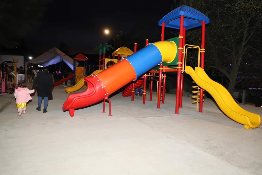 Hoy inauguramos este parque en Llano Conejo, un espacio que rescatamos y adecuamos para que las niñas y niños de esta comunidad tengan un lugar digno de esparcimiento y que puedan utilizar en familia. 
Sin duda la infancia en #Cuajimalpa es lo más importante para mi y siempre han