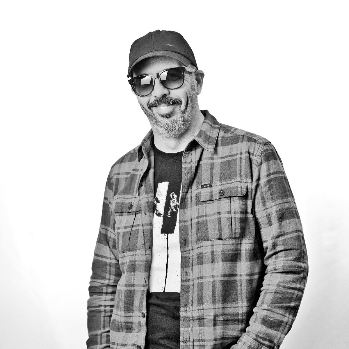 southmakersrock's tweet photo. Os presentamos a Juan Antonio Ortiz. El tío que se encarga de marcar el ritmo con la batería en Southmakers y que sabe encontrar siempre ese groove que arropa las canciones y las lleva a otro nivel.
#southmakers #rock #americanamusic #drums https://t.co/zLbjPr24Op