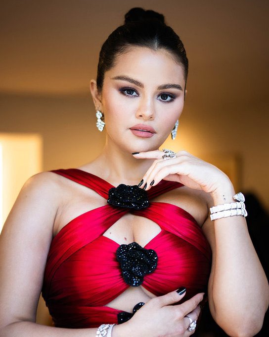 mansuroutsold's tweet photo. times selena gomez has announced that she’s taking a break from social media 

a never ending thread: https://t.co/UJzHgSmW5D