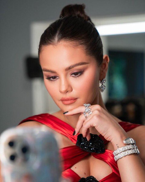 Selena Gomez também respondeu à página da 'Enews' no Instagram sobre os rumores envolvendo Kylie Jenner e Timothée Chalamet.

"Eu estava contando para Taylor sobre dois amigos meus que tinham ficado. Não que isso seja da conta de alguém".