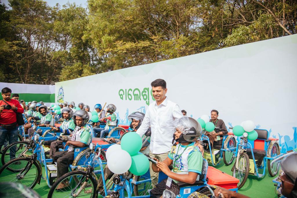 santadas01's tweet image. ସ୍ୱୟଂଚାଳିତ ତିନିଚକିଆ ସାଇକେଲ ଆମ ଅଞ୍ଚଳର  ଦିବ୍ୟାଙ୍ଗ ଭାଇଭଉଣୀ ମାନଙ୍କ ପାଇଁ ବରଦାନ ସାଜିଛି l ମାନ୍ୟବର ମୁଖ୍ୟମନ୍ତ୍ରୀ ନବୀନ ପଟ୍ଟନାୟକ ମହୋଦୟଙ୍କ ଏହି ମହାନତା ଏବଂ ଦିଗଦର୍ଶନ ପାଇଁ ମୋର ସାଧୁବାଦ ଏବଂ କୃତଜ୍ଞତା ଜଣାଉଛି

ଆମ ଓଡିଶା, ନବୀନ ଓଡିଶା 🙏

#SAMPAD
#AmaOdishaNaveenOdisha

@Naveen_Odisha 
@Vkpandianfancl1