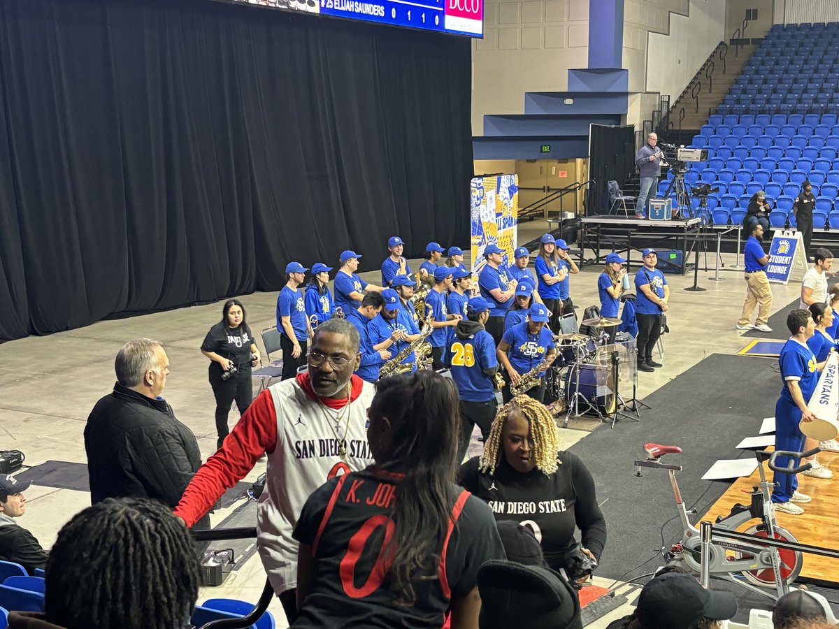 BIG Bay Area Aztecs Love in the building as Keshad Johnson’s family is here in support of the team, as well as Tom Abdinaouer, with #Aztec4Life big Matt Ridley.