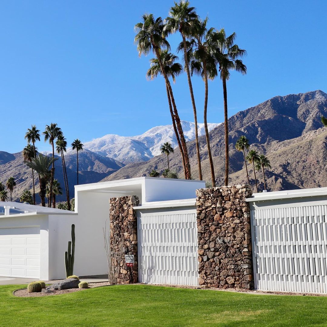 ModernismWeek's tweet image. "Midcentury modern goodness in the Indian Canyons neighborhood." regram #PSModSquad @modtraveler

On 2/24, tour the magnificent homes of the historic Indian Canyons Neighborhood &amp;amp; the iconic clubhouse designed by Donald Wexler and Richard Harrison. go.modtix.com/f/f24/indian-c…