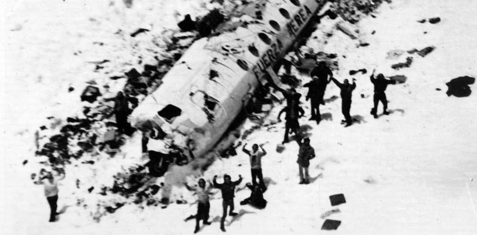 Hilo y cameos de los sobrevivientes del vuelo de los Alpes en “La Sociedad de la Nieve”.