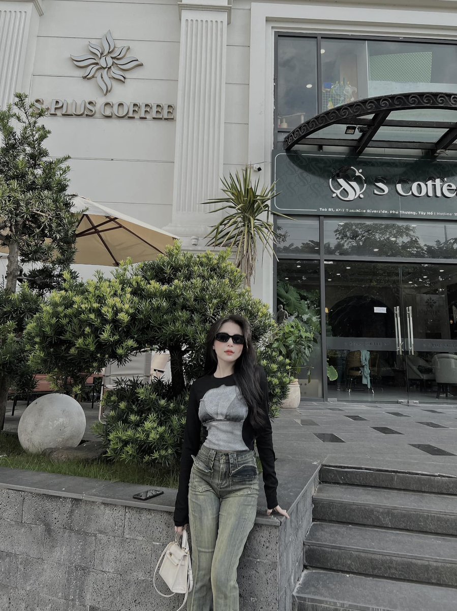 linhvy3369's tweet photo. Anh nói thích trời mưa, em liền là mùa Hạ. Anh nói thích của lạ. Vâng ạ, có em đây.📷📷😍 https://t.co/A6pOb6e7QM