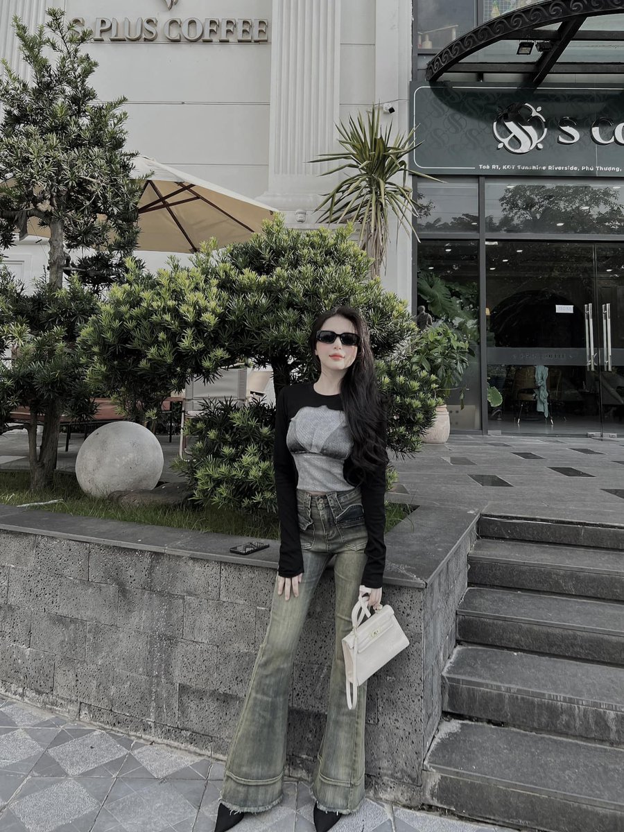 linhvy3369's tweet photo. Anh nói thích trời mưa, em liền là mùa Hạ. Anh nói thích của lạ. Vâng ạ, có em đây.📷📷😍 https://t.co/A6pOb6e7QM