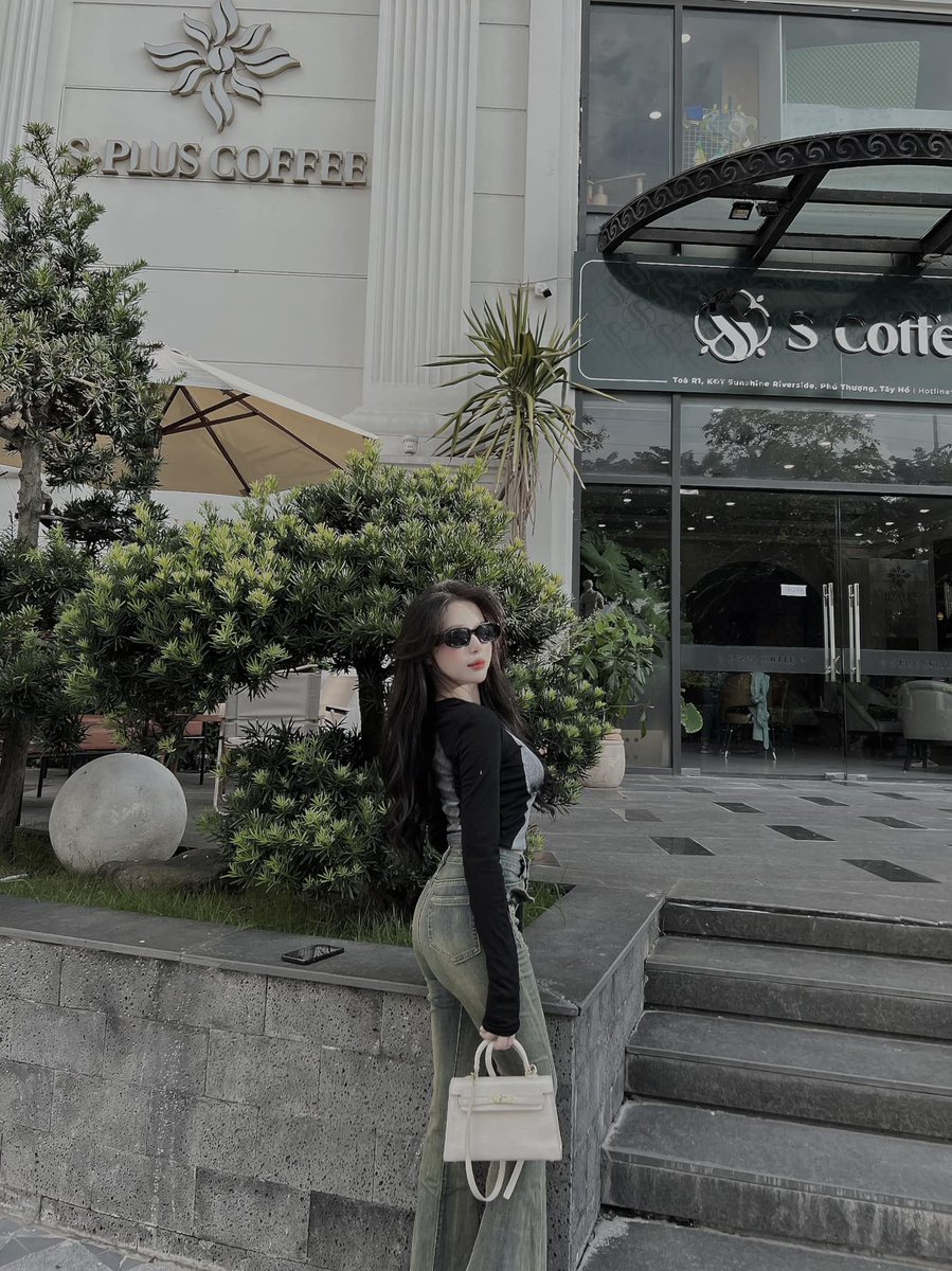 linhvy3369's tweet photo. Anh nói thích trời mưa, em liền là mùa Hạ. Anh nói thích của lạ. Vâng ạ, có em đây.📷📷😍 https://t.co/A6pOb6e7QM