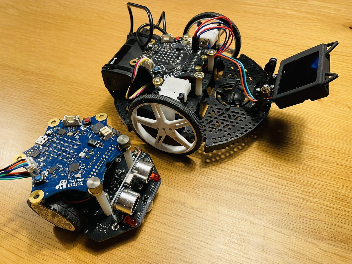 r_schulz_maker's tweet photo. Der AI Vision Sensor #HUSKYLENS von @dfrobotcn auf meinem @CalliopeMini V3 funktioniert wirklich gut. Der Größenvergleich zum #motionkit2 ist beeindruckend. Ich muss mich wohl nach einer neuen Teststrecke umschauen. #robotics #STEM #MINT #informatikunterricht #Programming https://t.co/QzYzNpEroO