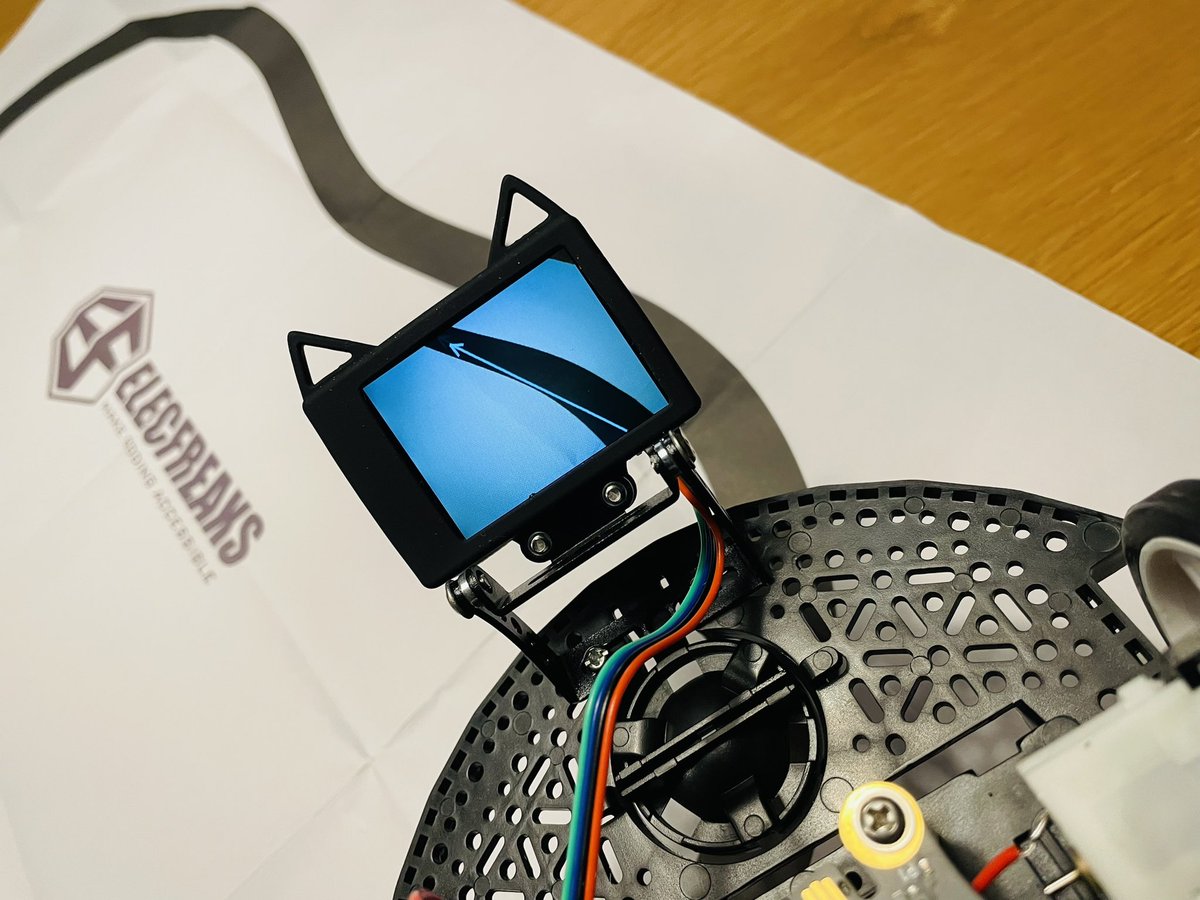 r_schulz_maker's tweet photo. Der AI Vision Sensor #HUSKYLENS von @dfrobotcn auf meinem @CalliopeMini V3 funktioniert wirklich gut. Der Größenvergleich zum #motionkit2 ist beeindruckend. Ich muss mich wohl nach einer neuen Teststrecke umschauen. #robotics #STEM #MINT #informatikunterricht #Programming https://t.co/QzYzNpEroO
