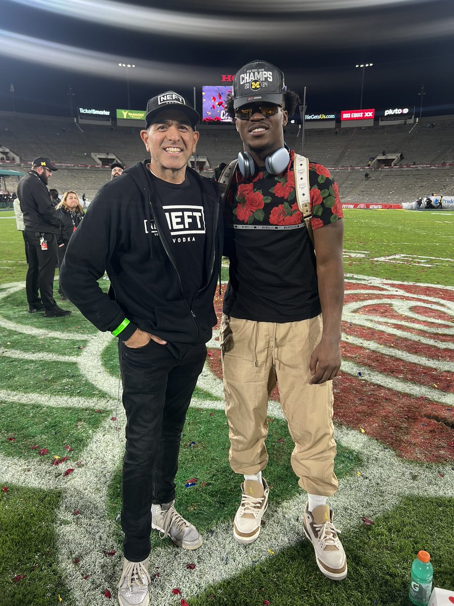 Enrique29440011's tweet photo. Congratulations @kalelmullings and the @UMichFootball  - 2024 NCAA Football Champions!!!

@UMich @NCAA
Photo: @rosebowlgame @RoseBowlStadium 
@neftvodkaus @Hourglass_Wait 

RB #20
#champions #thenatty #NCAA #rosebowl #fieldaccess #alltheroses https://t.co/brkQG6tIL7