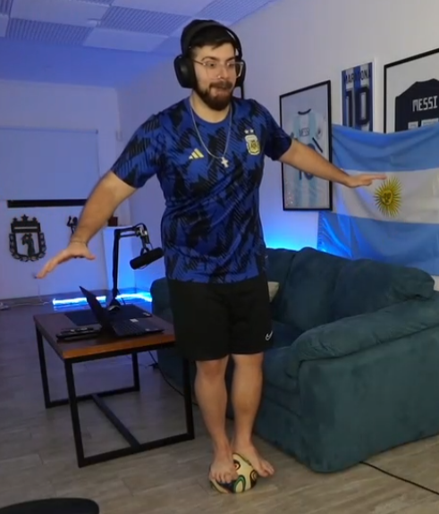 lautarodeIcampo's tweet photo. Como me encanta imitar a mi ídolo. https://t.co/LpQB5ljukb