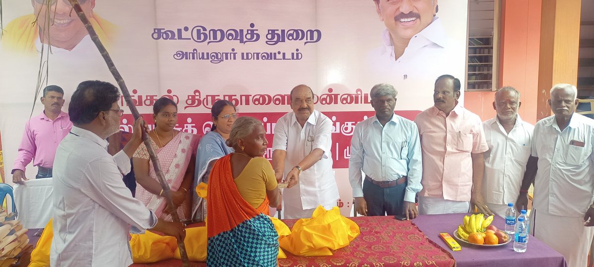 MdmkSankar's tweet photo. பொங்கல் பரிசு தொகுப்பு வழங்கியபோது https://t.co/dx0rhkDKcv