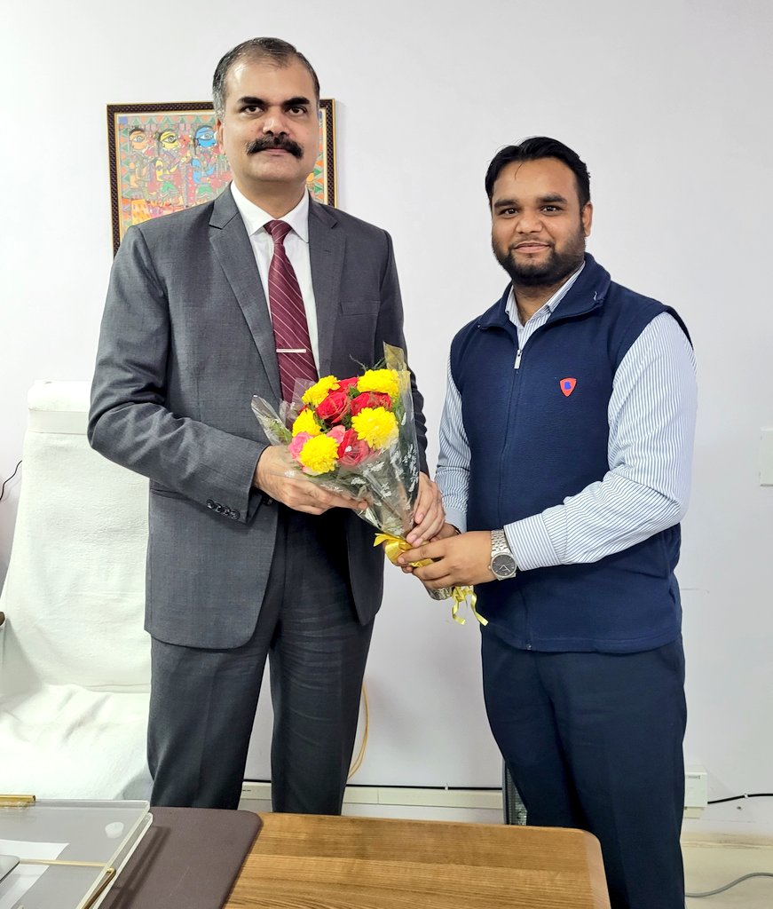 udaypratapbuxar's tweet photo. #LetsInspireBihar के संरक्षक आदरणीय श्री @vikasvaibhavips सर से शिष्टाचार भेंट कर उन्हें नव वर्ष की हार्दिक बधाई एवं शुभकामनाएं प्रेषित किया! 
बाबू वीर कुंवर सिंह जी पावन भूमि आरा में 21 जनवरी को होने वाले #नमस्ते_बिहार कार्यक्रम को लेकर विचार विमर्श हुआ! 
#NamasteBihar #Ara https://t.co/XQTnlHNoPv