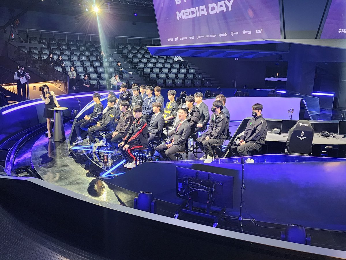 AshleyKang's tweet photo. #LCK Media Day

Teams were asked to pick the one team that might win #LCK Spring (Except themselves)

T1 - GEN
GEN - T1
NS - T1
KT - T1
KDF - T1
HLE - T1
FX - T1
DK - T1
BRO - T1 
DRX - T1 https://t.co/QHpeIzIr8z