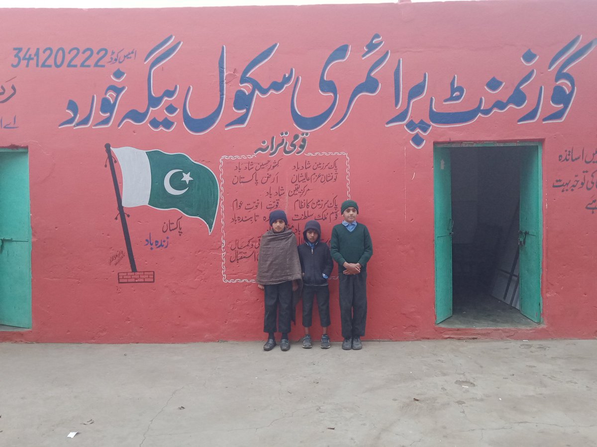 Hussnai81998225's tweet photo. ہمارا یہ تین رکنی وفد گھر گھر جا کر والدین سے مذاکرات کررہا ہے۔ جس کے نتیجے میں بچے تو نہیں آرہے لیکن والدین خود سکول آکر پکا کر رہے ہیں کہ"واقعی سکول لگ گیا ہے"۔
#WINTER
#winterstorm
#WelcomeToSchool
#اردو_زبان
#اردو https://t.co/5bFMfAg1DH