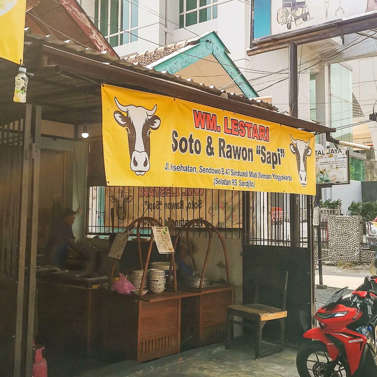jogjamakanterus's tweet photo. WM. Lestari Soto &amp; Rawon, Sendowo. Wow, cuacane wenak buat ngerawon. Cedhak omah tapi lagi reti kalau gak dikasih tau netizen. Good sih. Sambele endul. Mendoane full panas marai full senyum. https://t.co/gxrukr8ODq