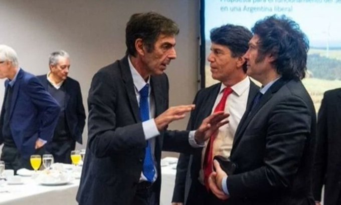 Just a picture of Rodríguez Chirillo talking to Javier Milei