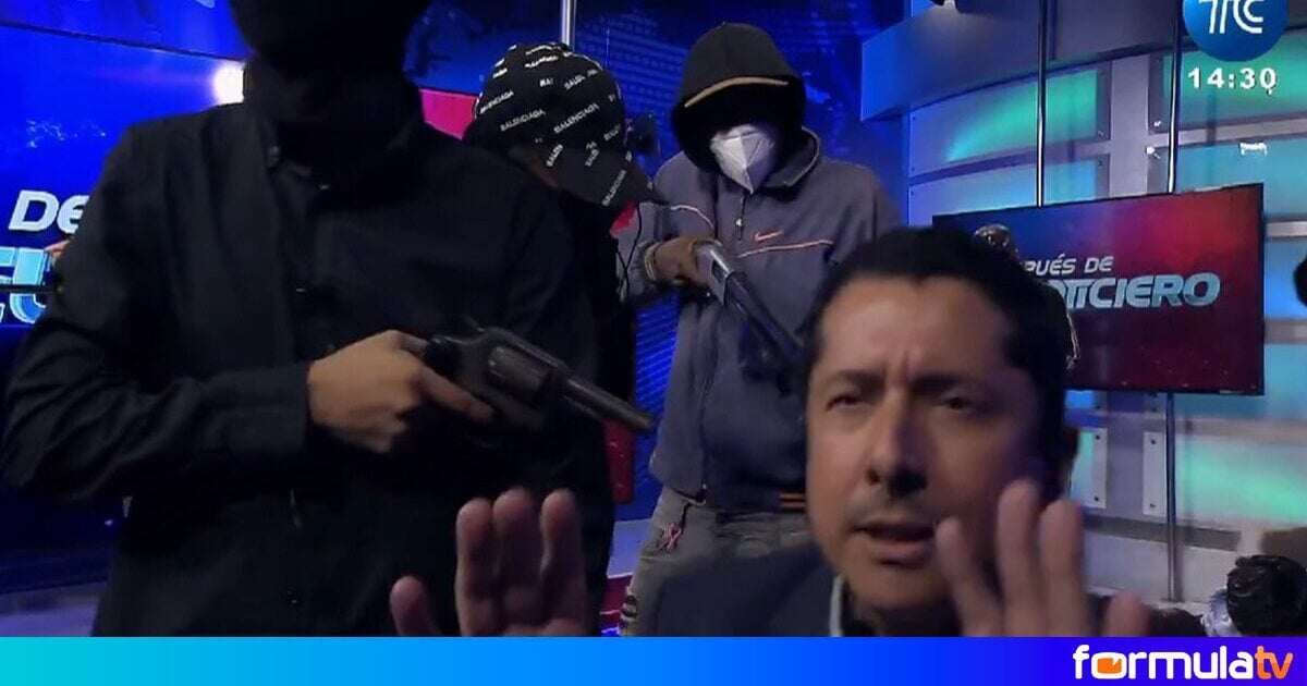 1001_Noticias's tweet photo. Varios encapuchados armados asaltan las instalaciones del canal ecuatoriano TC Televisión en pleno directo https://t.co/qsLSdf8JtA https://t.co/4KMNjUo9Qb