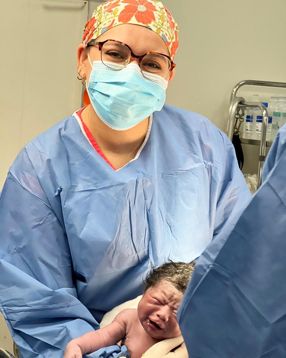 GrZele's tweet photo. Mi trabajo como Gine es traer bebés al mundo pero también cargarlos en lo que enfermería ayuda a sus mamás 🤍😍 https://t.co/zwVuYwDesa