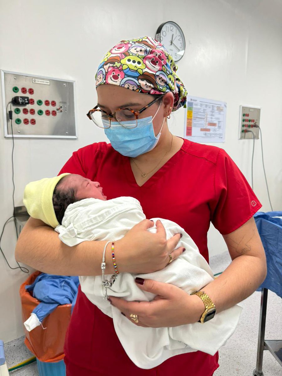 GrZele's tweet photo. Mi trabajo como Gine es traer bebés al mundo pero también cargarlos en lo que enfermería ayuda a sus mamás 🤍😍 https://t.co/zwVuYwDesa