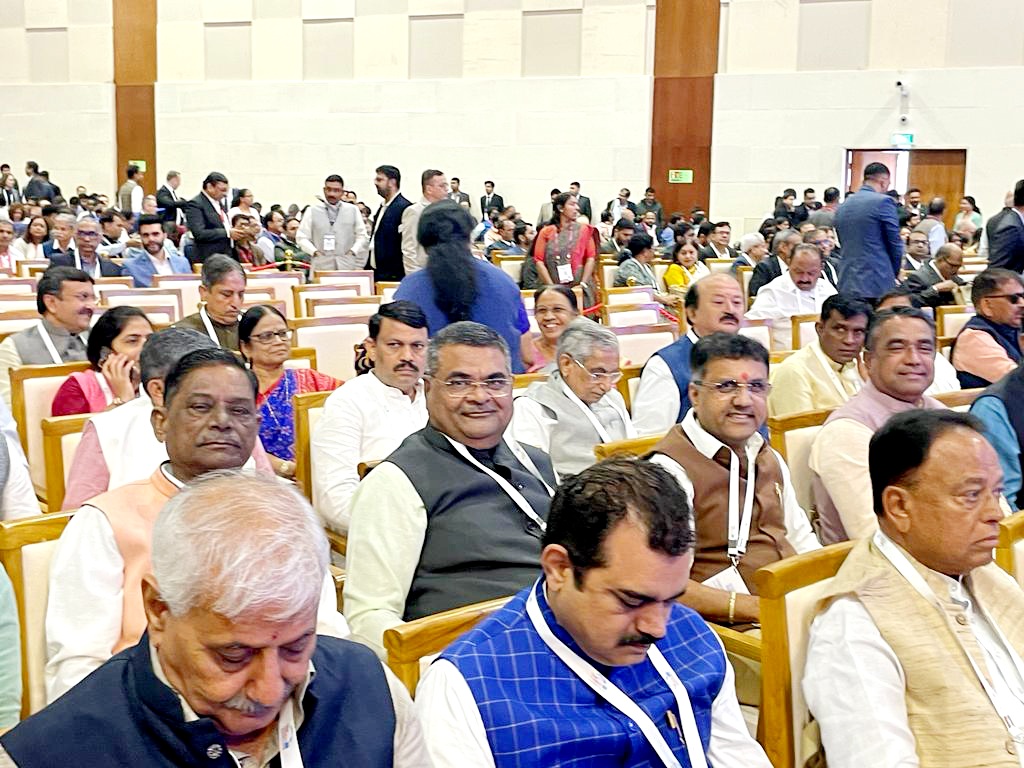 BJPKiritsinh's tweet photo. ગુજરાત ગ્લોબલ વાઇબ્રન્ટ સમિટ 2024:
ગુજરાત રાજ્યને ઔદ્યોગિક ક્ષેત્રે વધુ સશક્ત અને સમૃદ્ધ બનાવવાના સર્વોચ્ચ લક્ષ્ય સાથે વડાપ્રધાન શ્રી નરેન્દ્ર ભાઈ મોદીજી તથા મુખ્યમંત્રી શ્રી ભૂપેન્દ્રભાઈ પટેલ ના નેજા હેઠળ આયોજિત ગુજરાત ગ્લોબલ સમિટમાં સાથી ધારાસભ્યશ્રીઓ સાથે હાજરી આપી.
#mladholka https://t.co/jPjQf1bBHm