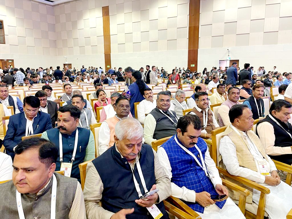 BJPKiritsinh's tweet photo. ગુજરાત ગ્લોબલ વાઇબ્રન્ટ સમિટ 2024:
ગુજરાત રાજ્યને ઔદ્યોગિક ક્ષેત્રે વધુ સશક્ત અને સમૃદ્ધ બનાવવાના સર્વોચ્ચ લક્ષ્ય સાથે વડાપ્રધાન શ્રી નરેન્દ્ર ભાઈ મોદીજી તથા મુખ્યમંત્રી શ્રી ભૂપેન્દ્રભાઈ પટેલ ના નેજા હેઠળ આયોજિત ગુજરાત ગ્લોબલ સમિટમાં સાથી ધારાસભ્યશ્રીઓ સાથે હાજરી આપી.
#mladholka https://t.co/jPjQf1bBHm