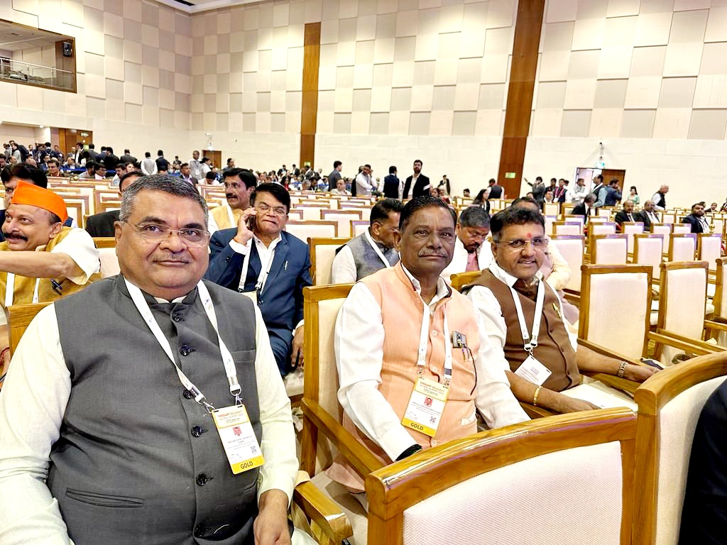 BJPKiritsinh's tweet photo. ગુજરાત ગ્લોબલ વાઇબ્રન્ટ સમિટ 2024:
ગુજરાત રાજ્યને ઔદ્યોગિક ક્ષેત્રે વધુ સશક્ત અને સમૃદ્ધ બનાવવાના સર્વોચ્ચ લક્ષ્ય સાથે વડાપ્રધાન શ્રી નરેન્દ્ર ભાઈ મોદીજી તથા મુખ્યમંત્રી શ્રી ભૂપેન્દ્રભાઈ પટેલ ના નેજા હેઠળ આયોજિત ગુજરાત ગ્લોબલ સમિટમાં સાથી ધારાસભ્યશ્રીઓ સાથે હાજરી આપી.
#mladholka https://t.co/jPjQf1bBHm