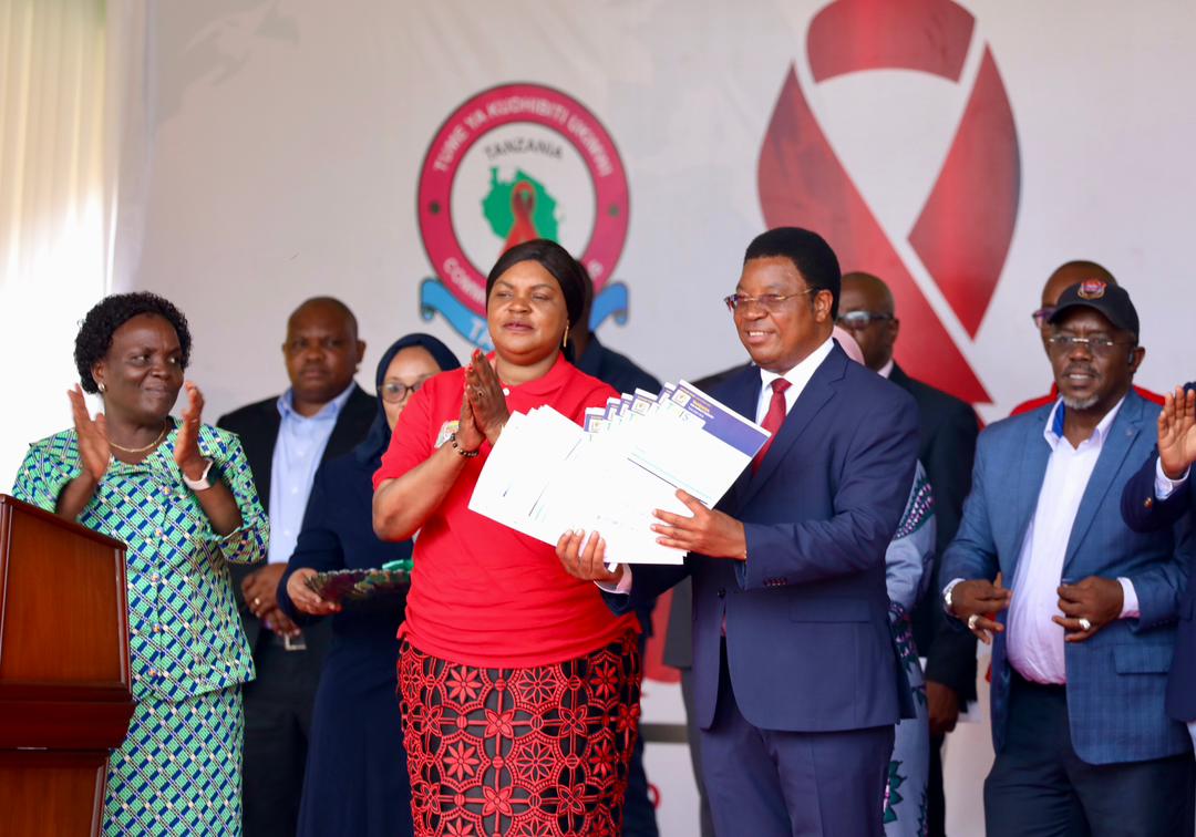 CDCTanzania's tweet photo. The U.S. government congratulates the Government of the United Republic of Tanzania on their remarkable progress to end the scourge of HIV and improve the health, safety, and prosperity of the people of Tanzania. Read more👉https://t.co/g6trjK9qDo. #THIS2022-2023 https://t.co/Aol6AS70Ox
