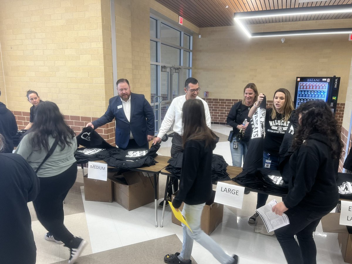 NISDSotomayor's tweet photo. Thank you @cavendercares for joining us in welcoming our future Wildcats from Folks MS with some awesome Wildcat gear! @NISDFolks @NISD https://t.co/nisqEKuyS3
