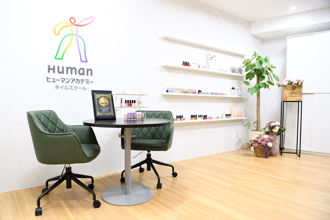 human_nail's tweet photo. 12月、ヒューマンアカデミーネイルスクール横浜駅前校がリニューアルオープンしました。

横浜駅きた西口駅徒歩1分！駅チカで利便性も抜群。
キレイな環境でネイルを学んでみませんか？

今なら初めての方を対象にネイル体験やセミナー、説明会を開催中。ぜひお越しください♪
https://t.co/AmyAL3KR1Z https://t.co/V5X9yRJfS5