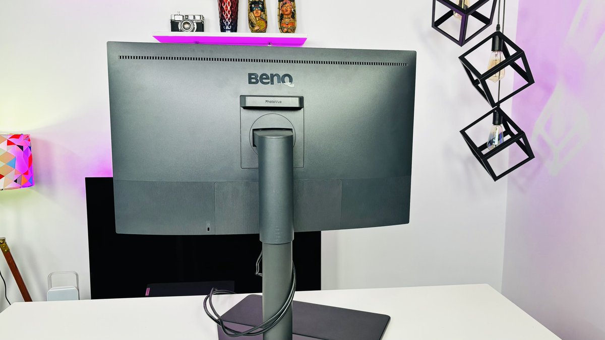 techbharat's tweet photo. This is BenQ SW272Q Photographer Monitor. It’s different from a normal monitor. The color accuracy is impeccable and gives stunning clarity! Price is Rs. 64,990. 

@BenQIndia #BenQmonitor #tech #monitor https://t.co/UxgwIdgZH8