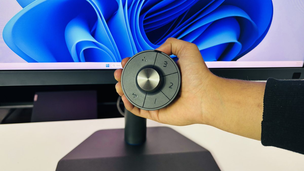 techbharat's tweet photo. This is BenQ SW272Q Photographer Monitor. It’s different from a normal monitor. The color accuracy is impeccable and gives stunning clarity! Price is Rs. 64,990. 

@BenQIndia #BenQmonitor #tech #monitor https://t.co/UxgwIdgZH8