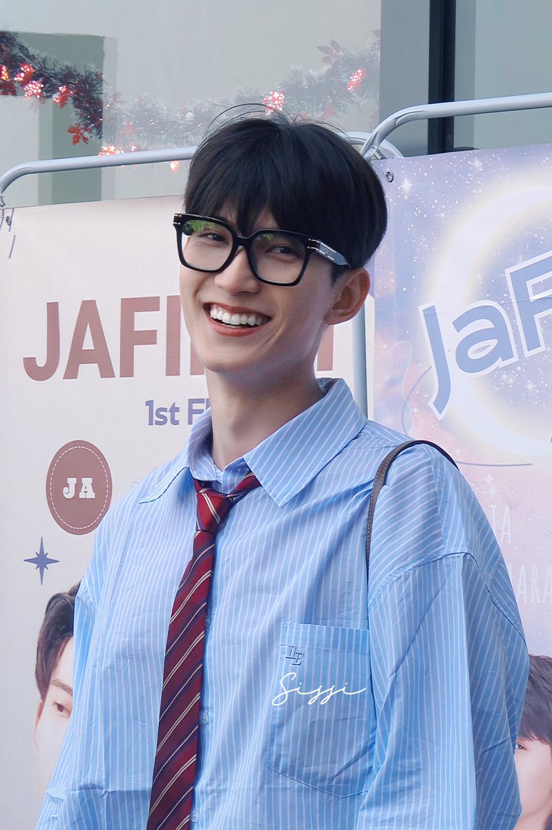 Annelovesjf's tweet photo. I'm curious if it is a trend style or is something between #JaFirst again 🙄🧐 https://t.co/WyTFhjThXL