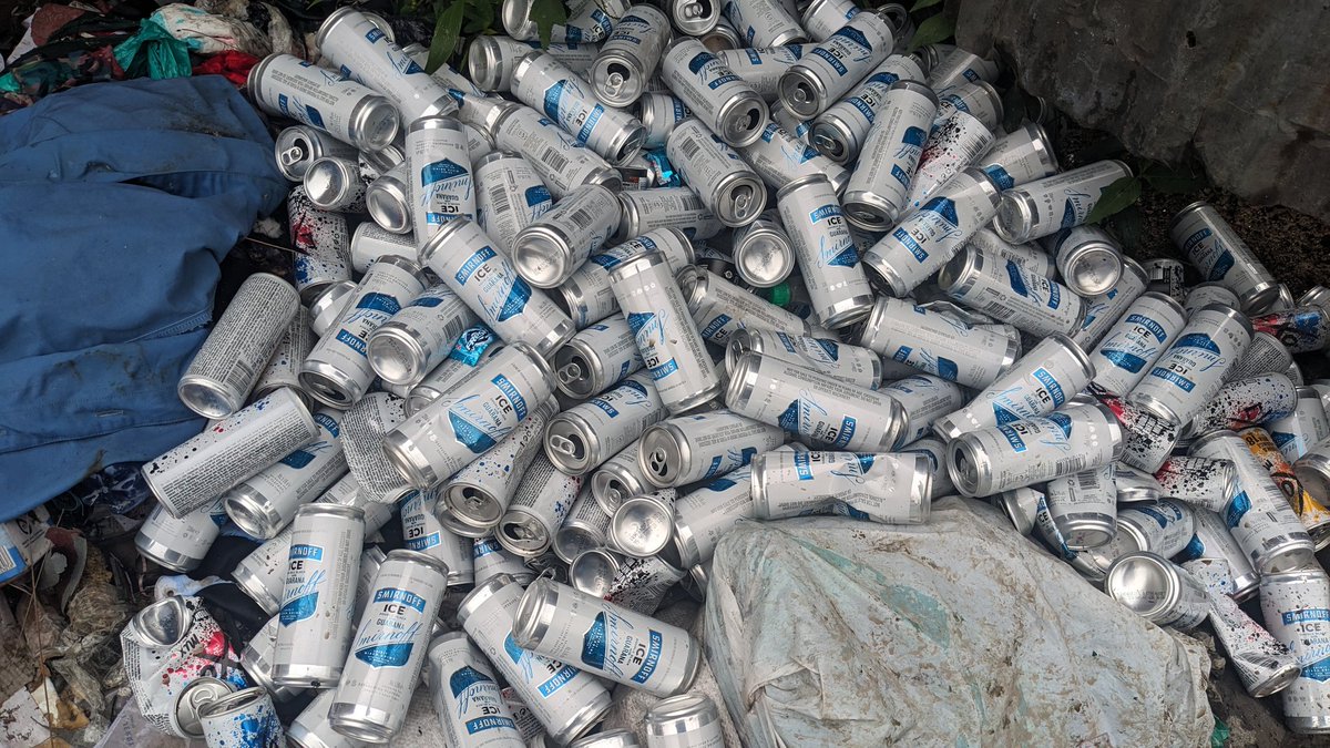DEC_Organisatio's tweet photo. Goma, ville touristique ou déchèterie de déchets plastiques et d'autres bouteilles ? Ns sommes ici derrière Institut de Goma [InstiGo], ns pouvons y observer un dépôt de ces bouteilles le long d'une avenue. Appelons à la conscience citoyenne @b_jaehee @CongoActual @epistetechnic https://t.co/xbjyDgBqcX