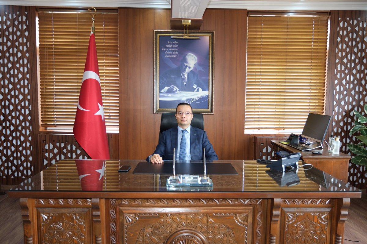 inebolukymk's tweet photo. YILIN KAYMAKAMI AHMET VEZİR BAYCAR
  
İlçemizde 2.5 yıldır görev yapan Kaymakamımız Sayın Ahmet Vezir BAYCAR, Türkiye'de yılın kaymakamı seçildi.

Türk İdareciler Derneği, Valimiz Sayın Meftun Dallı'nın teklifiyle, İnebolu'da yaklaşık 2 yıl 5 aydır görev yapan
+ https://t.co/N5MBgYxnIW