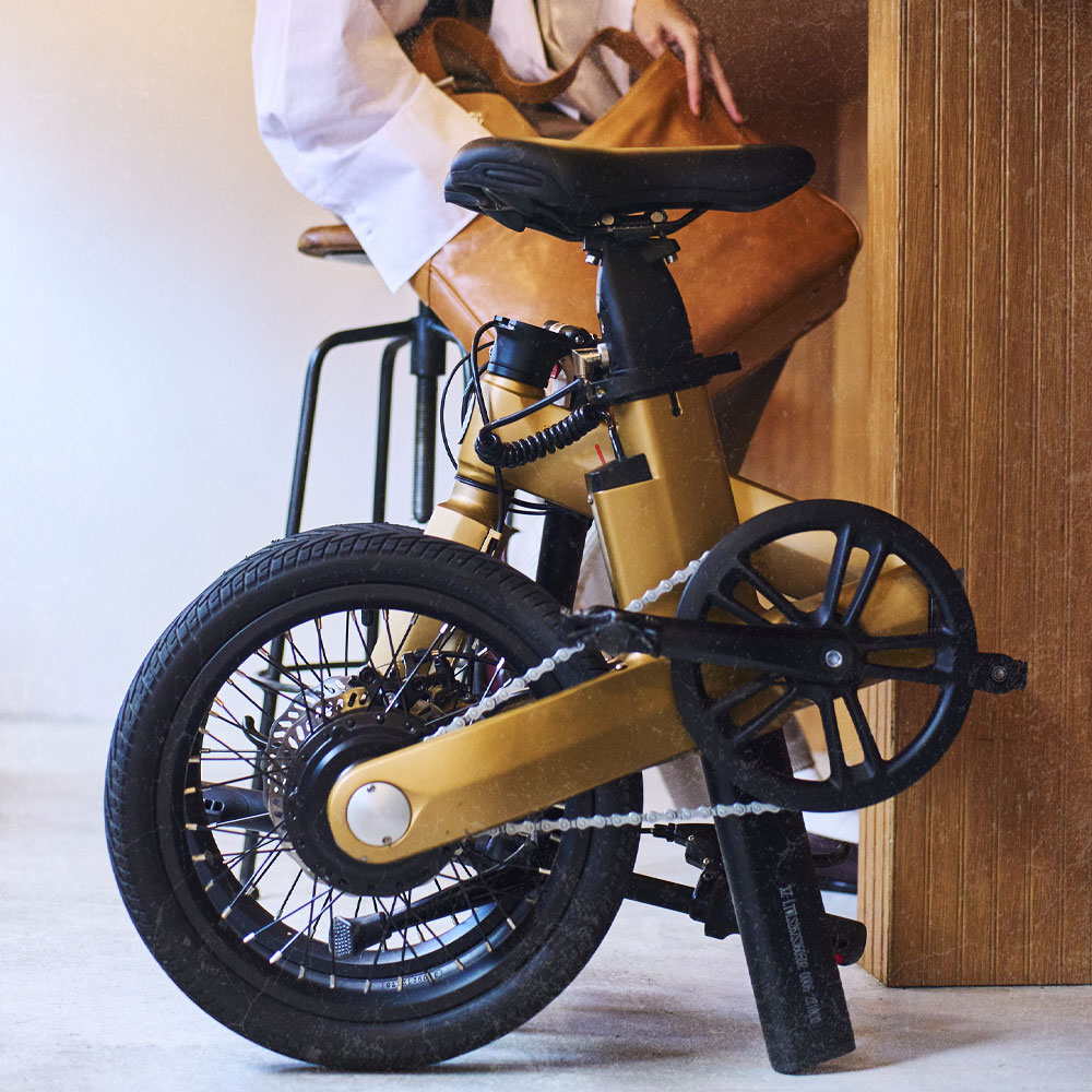 自転車通勤をもっとオシャレに楽しく。

小回りの効くVICCIなら細い道でも気にせず快適🎵
また、無駄のないシンプルなデザインは街中でも注目度バツグンです。

上品な色合いが人気のBRONZEカラーが再入荷！

VICCIについて詳しくはこちら
akibo.co.jp/vicci/

#VICCI #自転車 #ミニベロ #ebike