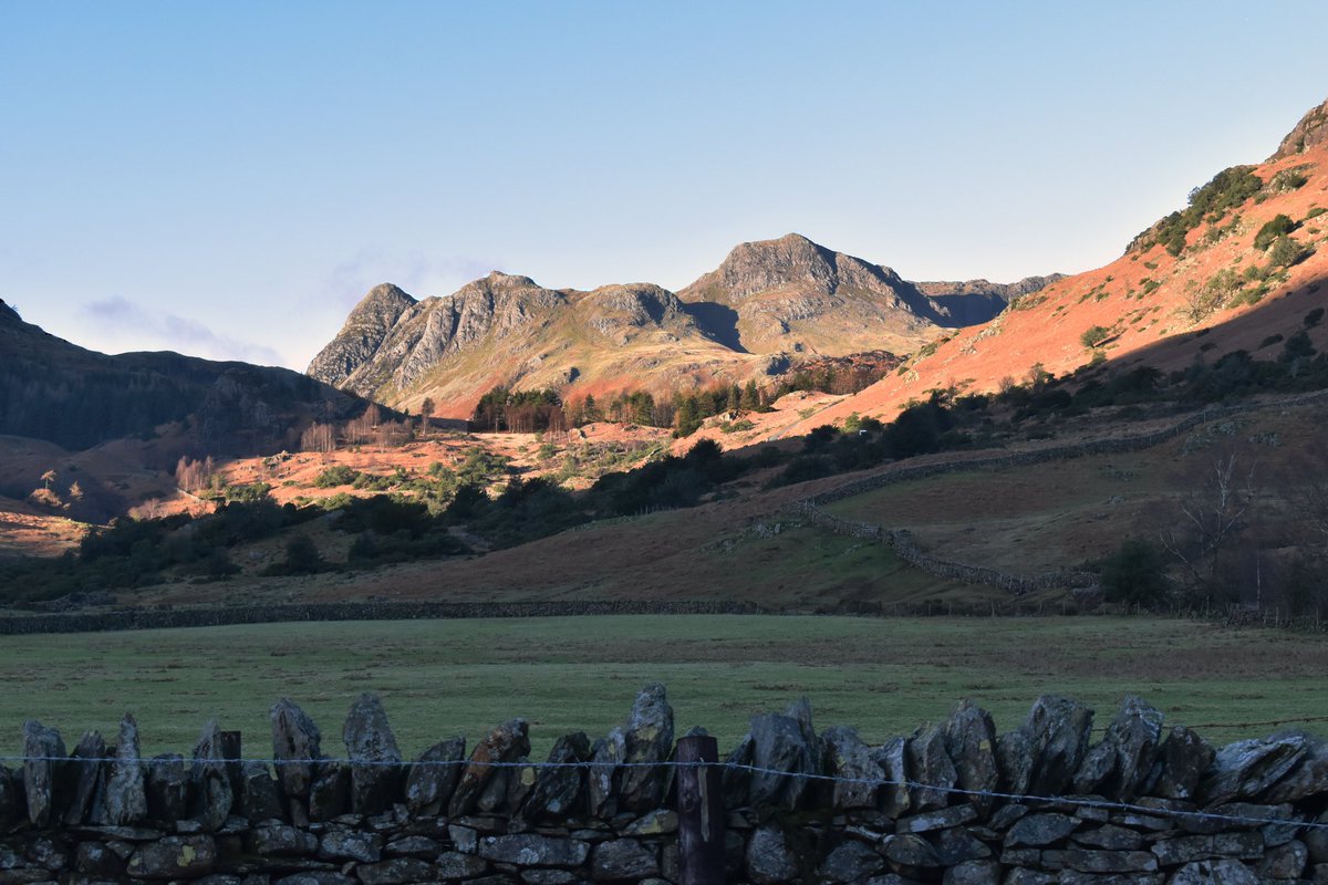 Luke0534's tweet photo. clear skies, sun beaming down 
#langdales #photography #thelakedistrict #sunset #winter #mountains https://t.co/k7ZMtkYFP6
