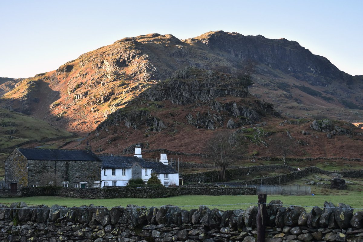 Luke0534's tweet photo. clear skies, sun beaming down 
#langdales #photography #thelakedistrict #sunset #winter #mountains https://t.co/k7ZMtkYFP6