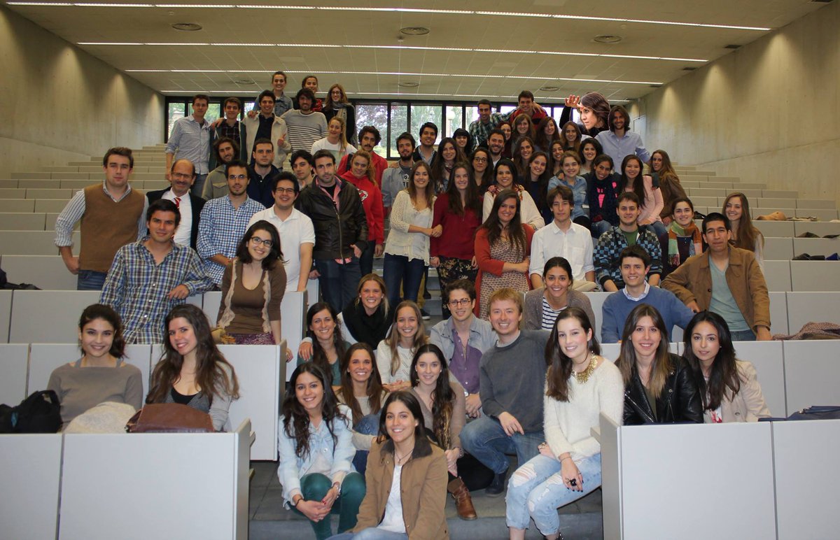 Aviso de los importantes para los antiguos <a href="/fcomunav/">fcomunav</a> de Periodismo que viven en los Madriles: el #fcomtourunav24 ya está de camino. Para celebrar su décima edición —en la imagen, los pioneros—, hoy a las 8pm habrá pinchos y cañas en el bar Río Tormes (Zurbano 84). Pues eso.