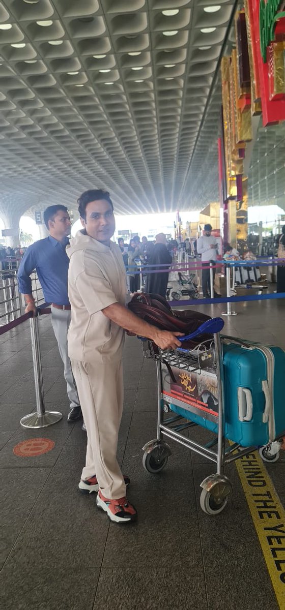 imsalimdiwan's tweet photo. On the way to Dubai 🇦🇪 🛫
#traveldiaries #travelphotography📷 #travelgram #travelpics #dubai🇦🇪 #feelingexited📷💯❤️😍 #actorlife #usatrip #salimdiwan #actorlifestyle🎬 #lifestyle #dubai❤️ #enjoylife💯 #celebrity #bollywoodactor #bollywoodstyle https://t.co/C6P2RDPUGd