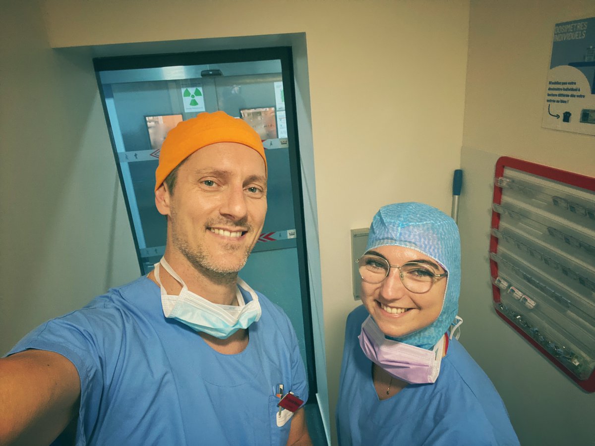 drlaporte's tweet photo. La nouvelle génération de chirurgiens orthopédistes est là ! Motivée et douée 🤩
Merci à Raphaëlle De Oliveira, interne de chirurgie orthopédique, d’être passée à la #CliniqueSainteAnneLangon dans le cadre de son
#SOFEC tour
#ChirEpaule
#ArthropoleSudGironde https://t.co/ZLarDCQrim