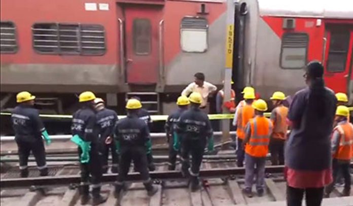 Telangana: Three coaches of Charminar Express derail at Nampally station, at least six injured.

samacharam.in/telangana-thre…

#samacharam #TrainAccident #CharminarExpress #NampallyStation #InjuriesReported #RailwayAccident #SecunderabadHospital #RailwayInvestigation