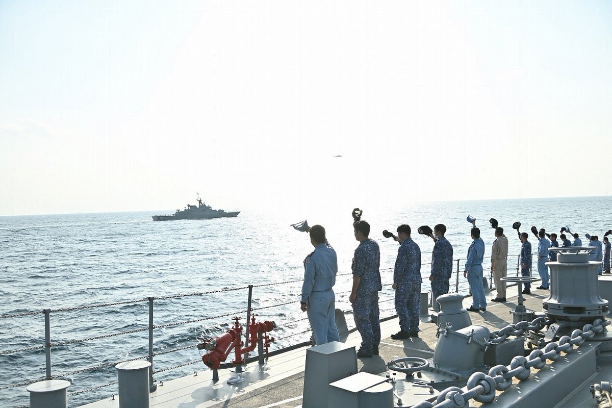 JMSDF_SDF_ENG's tweet photo. 5 JAN, the 46th DSPE unit, JS AKEBONO conducted a Japan-Oman bilateral exercise with Royal Navy of Oman’s corvette Al Mua’zzar. Through the exercise, the unit promoted friendship and mutual understanding with the Royal Navy of Oman. #FreeandOpenIndoPacific #FOIP #CounterPiracy https://t.co/lSLJQymt8a