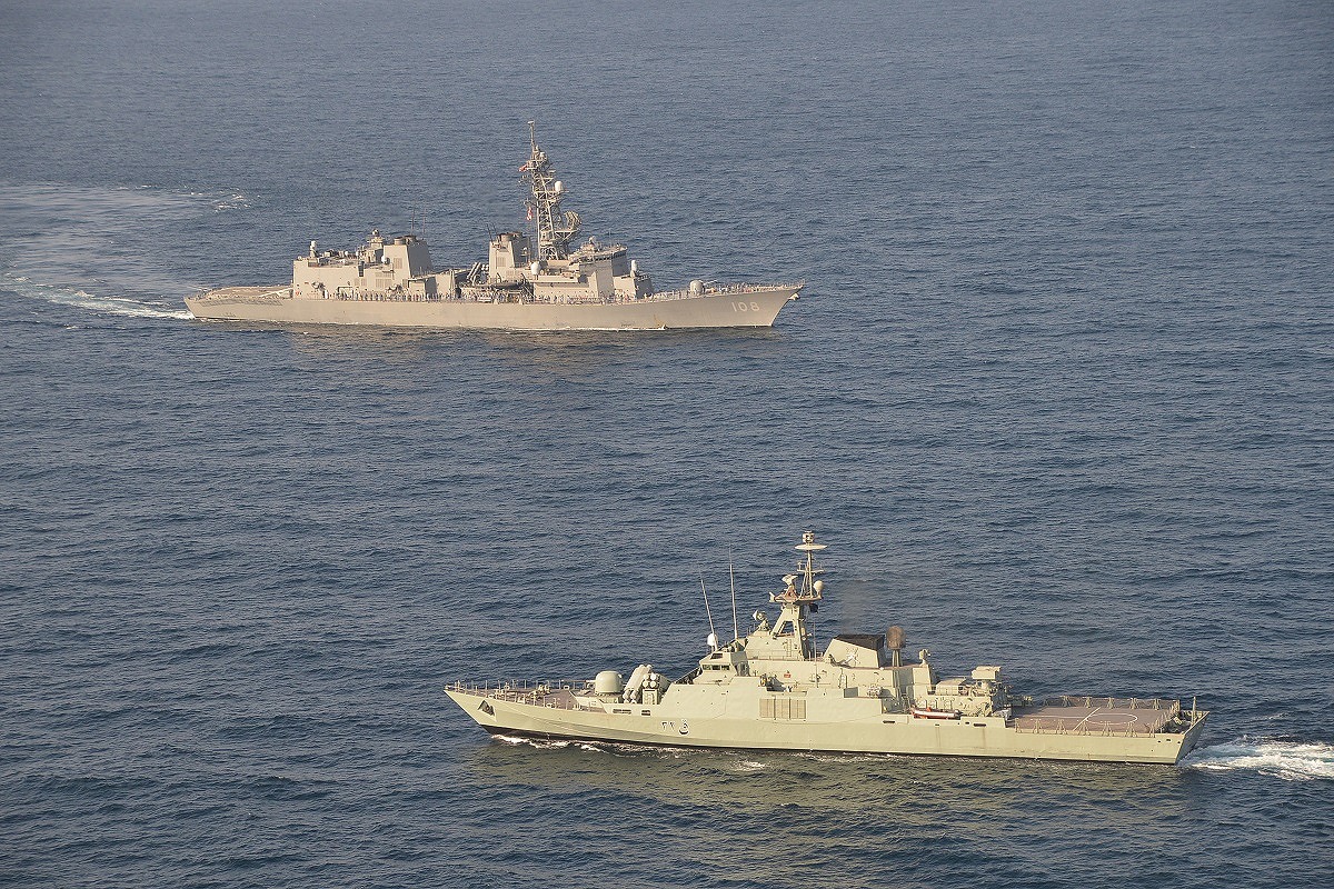 JMSDF_SDF_ENG's tweet photo. 5 JAN, the 46th DSPE unit, JS AKEBONO conducted a Japan-Oman bilateral exercise with Royal Navy of Oman’s corvette Al Mua’zzar. Through the exercise, the unit promoted friendship and mutual understanding with the Royal Navy of Oman. #FreeandOpenIndoPacific #FOIP #CounterPiracy https://t.co/lSLJQymt8a