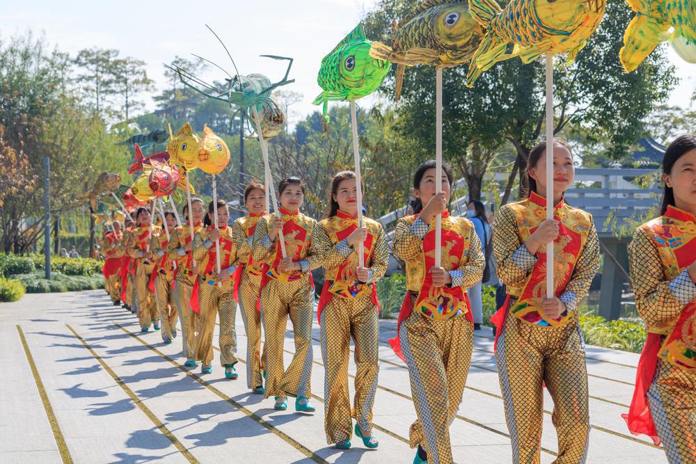 Recently, in the square of GZ Cultural Center, 50 actors and actresses held up props such as carp and lobster, constantly changing their postures with the rhythm of the drums. This was a joyful and enthusiastic #Shuizu folk #dance performance staged by the dance team of Conghua.