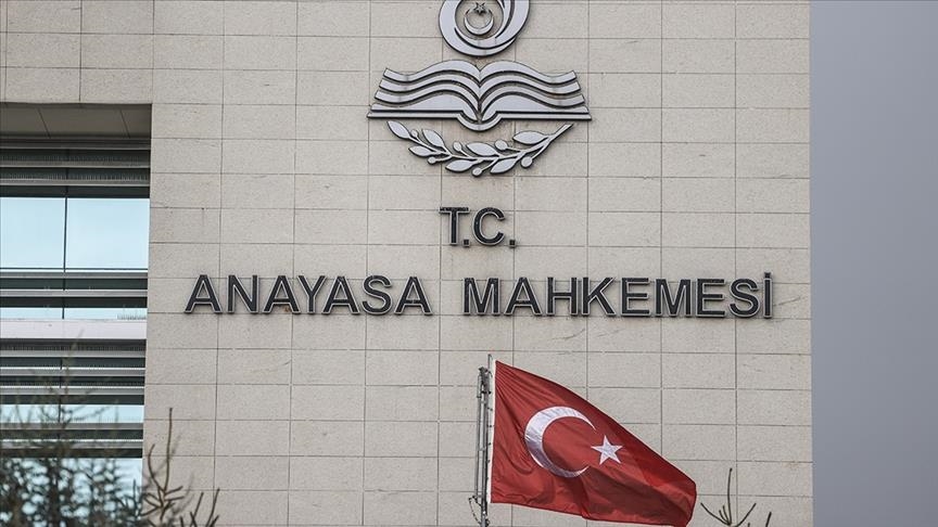 Haberinizcomtr's tweet photo. Suriyeli sığınmacının sınır dışı "hak ihlali" sayıldı

Anayasa Mahkemesi, Suriyeli bir sığınmacının sınır dışı edilmesi sonrasında açılan davada, "hak ihlali" kararı verdi.

Suriyeli sığınmacı Hüsam İbrahim, Ekim 2019’da Taksim’de bir eğlence mekânından çıktıktan sonra trafik uygulamasında 2,00 promil alkollü çıktı. 

Trafik uygulamasından sonra İbrahim hakkında adli işlem başlatıldı ve İstanbul Valiliği tarafından da ‘trafik güvenliğini tehlikeye attığı’ gerekçesiyle sınır dışı edilmesi kararı verildi. 

Hüsam İbrahim’in avukatı Müslüm Yıldız, ‘tedbir’ kararı doğrultusunda sınır dışı işleminin durdurduktan sonra Anayasa Mahkemesi’ne (AYM) başvurdu. AYM de 9 Ocak’ta İbrahim hakkında ‘kötü muamele yasağının’ ihlal edildiğine, yargılamanın İstanbul 1. İdare Mahkemesi tarafından yapılmasına ve sınır dışı edilmemesi gerektiğine karar verdi. 

Hüsam İbrahim’in avukatı Müslüm Yıldız, Türkiye’deki siyasal atmosferin göçmenlere yönelik yargı kararlarında etkili olmaya başladığını belirterek, müvekkili hakkında sınır dışı kararı verilemeyeceğini kaydetti.

‘GEÇİÇİ KORUMA ALTINDAKİ GÖÇMEN SINIR DIŞI EDİLEMEZ’

Hüsam İbrahim Suriye iç savaşından kaçarak 2012 yılında Türkiye’ye geldi. Savaştan kaçtığı için Türkiye’de ‘geçici koruma statüsünde’ olan İbrahim, Uluslararası Hukuk’a göre hiçbir koşulda sınır dışı edilemez. Trafik güvenliğini tehlikeye attığı gerekçesiyle hakkında 2019 yılında sınır dışı edilme kararı verilen İbrahim, ülkesi Suriye’de can güvenliği sorunu olduğunu belirtmişti. 

AYM de verdiği kararla, Uluslararası Hukuk kurallarını hatırlatarak, sınır dışı etme kararının ‘yanlış’ olduğuna ve yeniden yargılama yapılması gerektiğine hükmetti.

‘İDARE HANGİ BİLGİ VE BELGEYE DAYANDIĞINI ORTAYA KOYMADI’

AYM, Suriye’de rejim güçleri ile çeşitli silahlı gruplar arasında çatışmaların devam ettiğini, ülkenin genelinde iç karışıklık ve istikrarsızlık olduğunu, muhalif olduğu varsayılanlar da dâhil olmak üzere geri dönenlerin kamusal güçler tarafından kötü muamele biçimlerine maruz bırakıldığının uluslararası raporlara da yansıdığını belirtti. 

Hüsam İbrahim’in geçici koruma altında olduğuna vurgu yapan Yüksek Mahkeme, geri gönderme işleminde kötü muamele riskinin somut veri ve değerlendirmelerle kamu makamlarınca ortaya konulmasının beklendiğini ifade etti:

"Öncelikle belirtilmelidir ki geçici koruma sağlanmasına neden olan riskin ortadan kalkması nedeniyle bu statünün kamu makamlarınca iptal edildiğine yönelik bir bilgi dosyada bulunmamaktadır. Başvuru konusu olayda sınır dışı etme kararını veren idari makamlar başvurucunun geri gönderme yasağı kapsamındaki kişilerden olmadığını değerlendirmiş, İdare Mahkemesi de bu değerlendirmeye gerekçesinde yer vermiştir. Ne var ki nasıl bir araştırma yapıldığı veya hangi verilerden hareketle bu sonuca varıldığı sınır dışı etme kararından anlaşılamamıştır. Bununla birlikte İdare Mahkemesi de kamu makamlarının ulaştığı bu sonucu neden kararına dayanak aldığını, hangi bilgi ve belgeleri gözettiğini gerekçesinde ortaya koymamıştır.”

‘YARGI GÖÇMENLERE YÖNELİK KARARLARDA SİYASAL ORTAMDAN DAHA ÇOK ETKİLENİYOR’

Avukat Müslüm Yıldız, “AYM ihlal kararı verdi, daha önce verilen kararın iptal edileceğini düşünüyorum” dedi. Yıldız, müvekkili hakkında verilen kararın ‘sert’ olduğunu kaydederek, yargı makamlarının göçmenlerle ilgili davalarda siyasal atmosferden etkilenmeye başladığını söyledi:

"Yasal olarak ‘kalış hakkı’ olan birinin ifadesi alındıktan sonra serbest bırakılması gerekiyor. Yasalarda sınır dışı işlemlerinin hangi şartlarda yapılacağı bellidir. Kişi hakkında hüküm kesinleştikten sonra şahsın sınır dışı işlemleri için idareye bildirimde bulunulur. Masumiyet karinesi de bu uygulanmadığında çiğneniyor. Daha önce de Suriyelilerle ilgili aldığımız benzer kararlar vardı. 2020 yılında idare tereddütlü kararlar veriyordu. Baskı kurulan, Geri Gönderme Merkezleri’nde (GGM) tutulan göçmenler kendileri gitmeyi tercih edebiliyor.

Ümit Özdağ’ın sosyal medyada paylaştığı bir göçmen vardı. Benim müvekkilimdi, belinde kılıçla bir video paylaşılmıştı. Daha sonra takipsizlik verildi ancak 6 ay GGM’de tutuldu. Eskiden bir ay ya da birkaç hafta GGM’lerde tutup bırakıyorlardı. Artık bu süre uzuyor ve yıldırmaya çalışıyorlar. Yargı da atmosferden etkileniyor.”

Kaynak: @sonhaberlercom_
